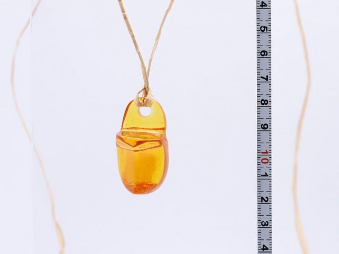 Poliruotas natūralaus Baltijos gintaro pakabukas 